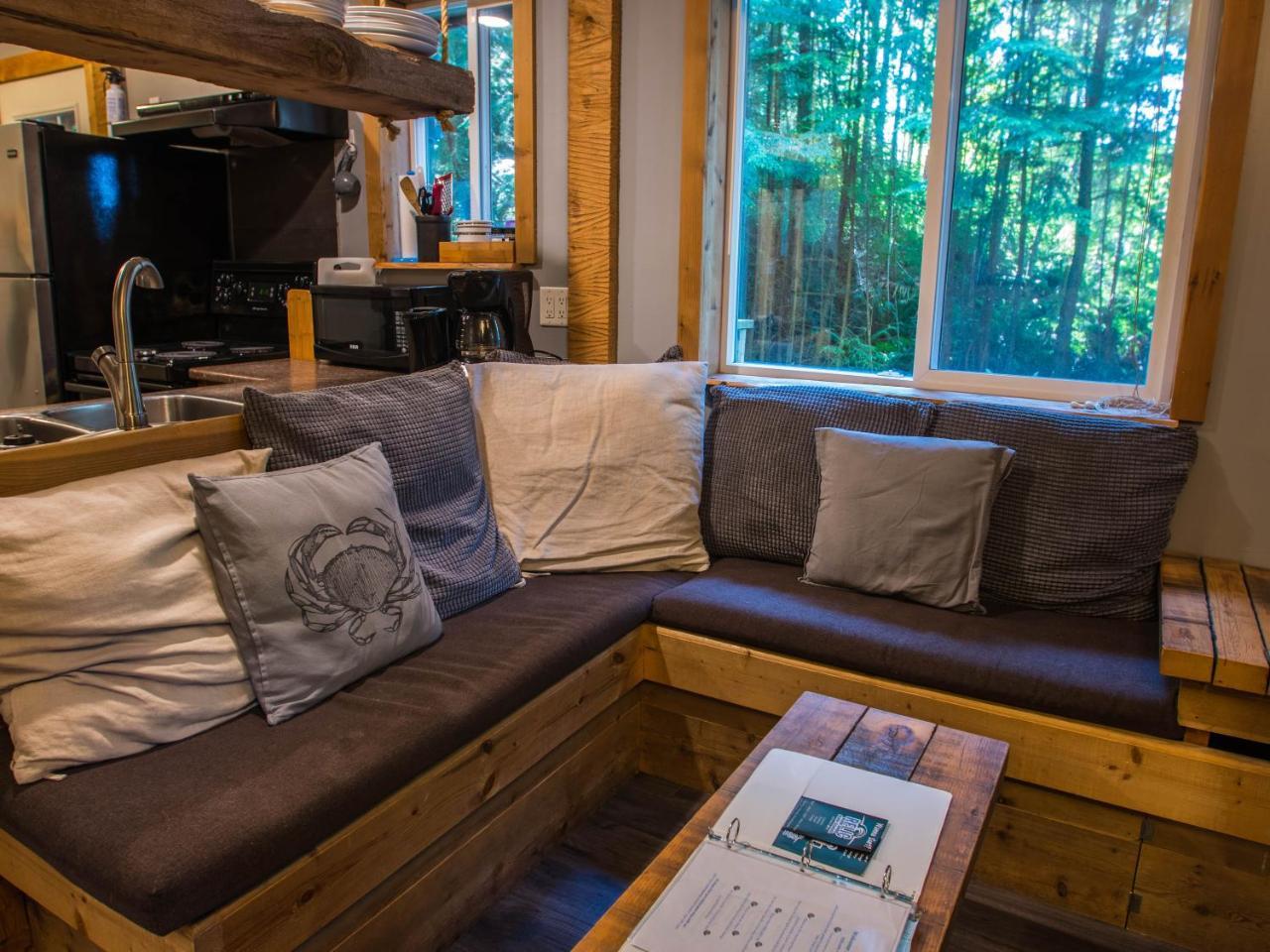 Surfs Inn Rainforest Cottages Ucluelet Bagian luar foto