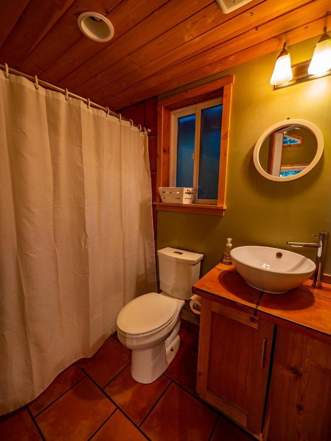 Surfs Inn Rainforest Cottages Ucluelet Bagian luar foto