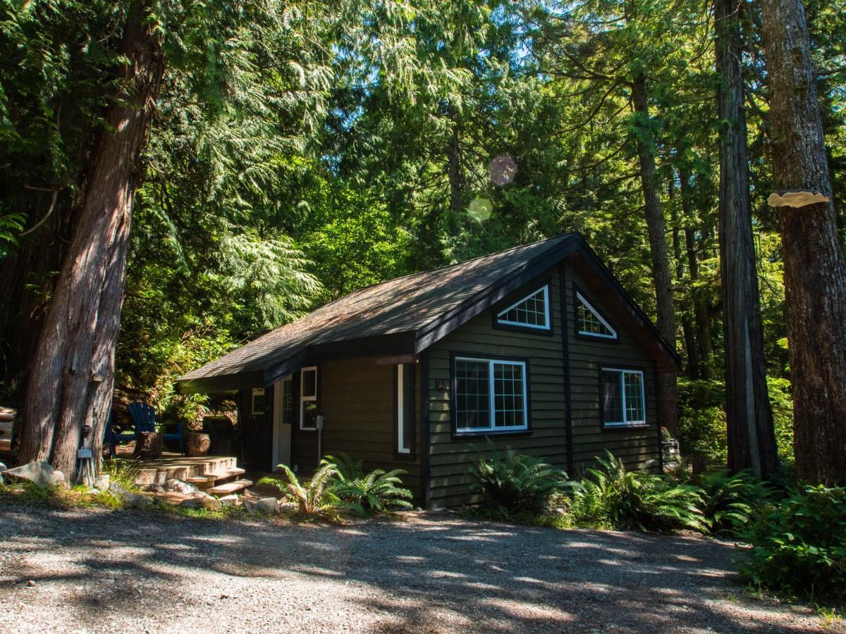 Surfs Inn Rainforest Cottages Ucluelet Bagian luar foto