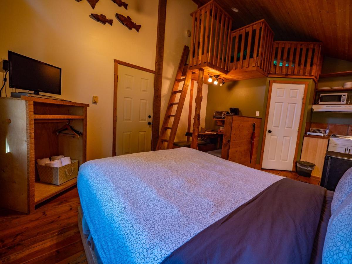 Surfs Inn Rainforest Cottages Ucluelet Bagian luar foto